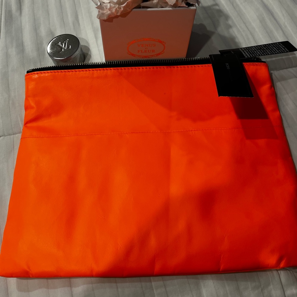 🧡BCBCMaxAzria CLUTCH🧡 - Picture 2 of 4